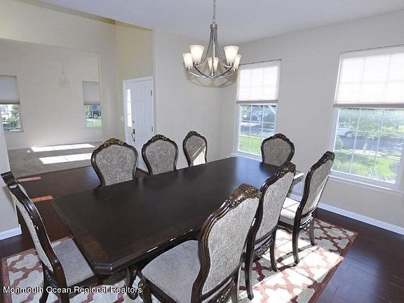4th image of 32 Crown Cir