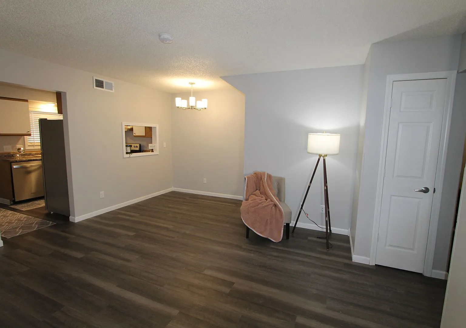 The Warwick of Norfolk. Now leasing updated 1, 2 bedroom apartments and 3 bedroom townhomes! — Photo 4