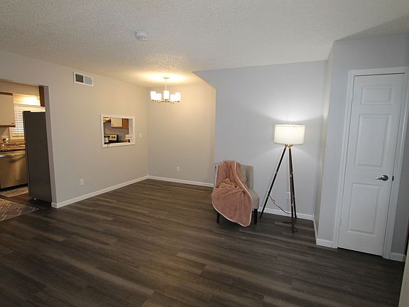 3rd image of 1401 Lakewood Dr #C-2