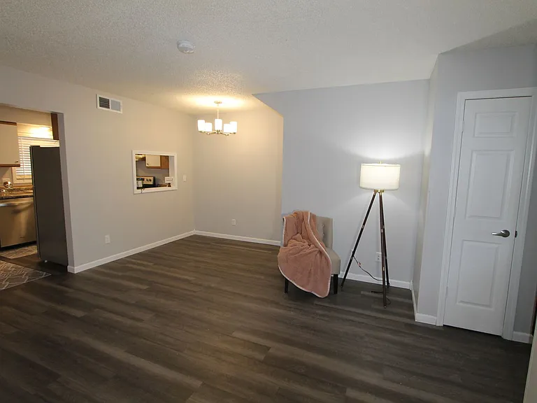 The Warwick of Norfolk. Now leasing updated 1, 2 bedroom apartments and 3 bedroom townhomes! — Photo 24