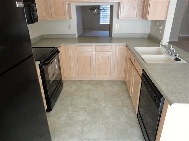 10235 W Missouri Ave — Photo 2