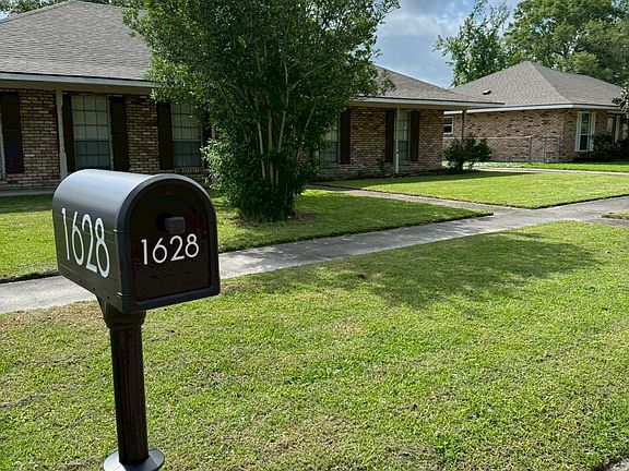 __ Front Yard & Curb Appeal
"Charming front yard with great curb appeal in a safe and family-friendly neighborhood, just minutes from shopping, schools, and LSU."