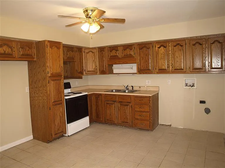 1700 Commonwealth Dr photo 1