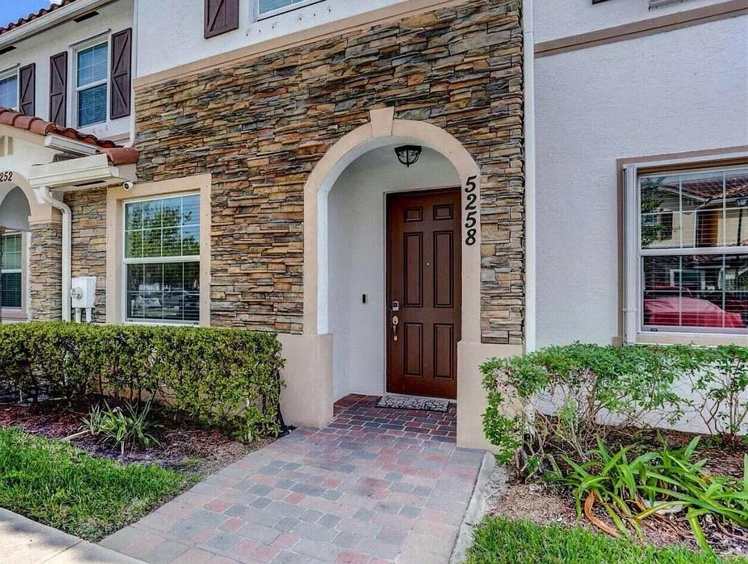 3 bed, 2.5 bath, 1499 sqft, $2,495 — Photo 3