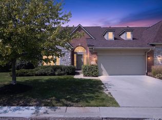 26121 Valhalla Dr, Farmington, MI 48331