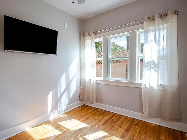 2210 E Helen St — Photo 17