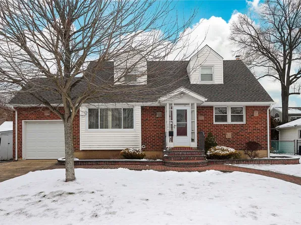 141 Castle Avenue, Westbury, NY 11590
