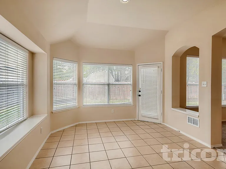 2217 Forest Park Cir — Photo 5