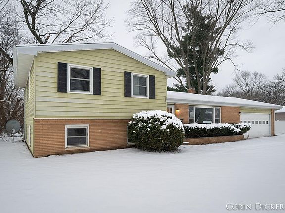 3rd image of 3230 Iroquois Trl