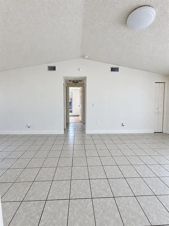 3 bed, 2.0 bath, 1402 sqft, $2,600 — Photo 2