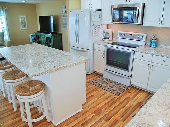 3rd image of 421 Snead Dr