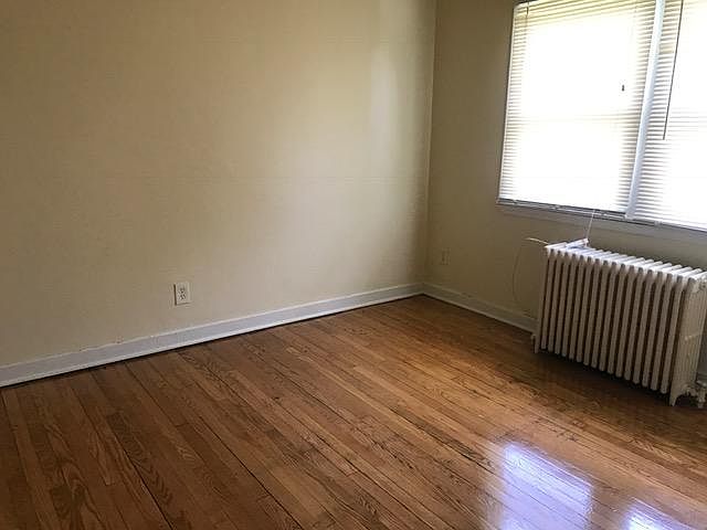 2nd image of 937 Broadway Ave