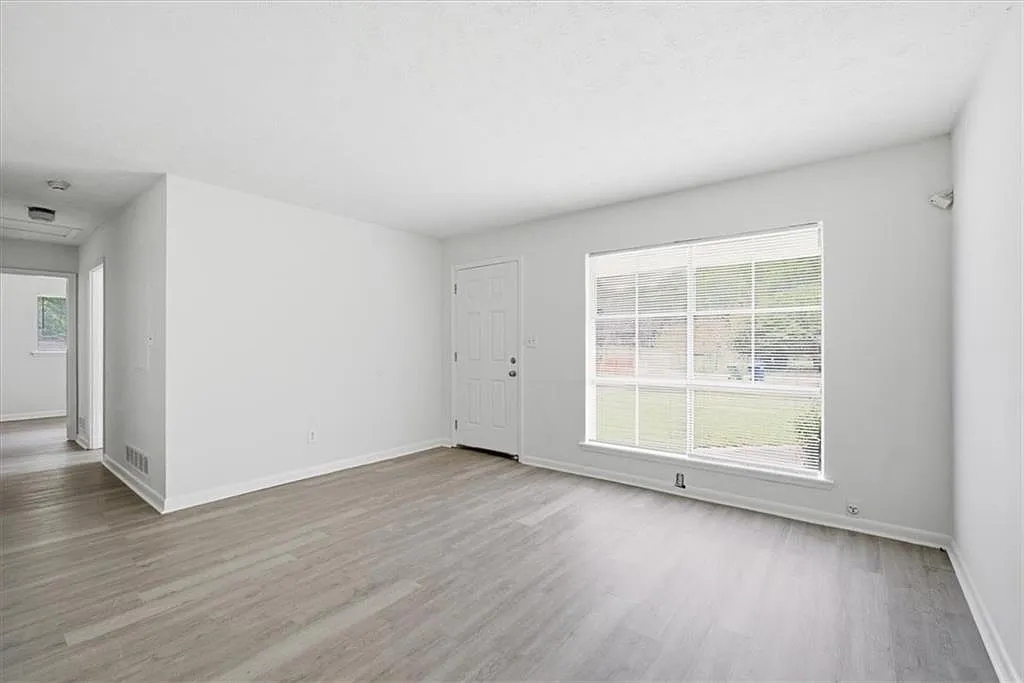 3 bed, 1.0 bath, 950 sqft, $1,650 — Photo 4