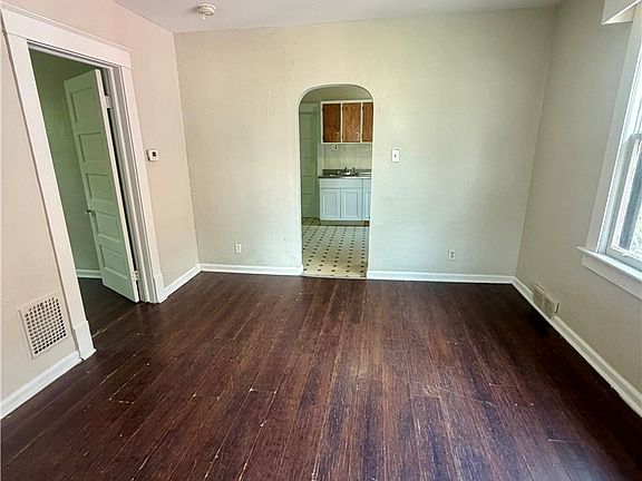 5th image of 2237 Ontario Ave