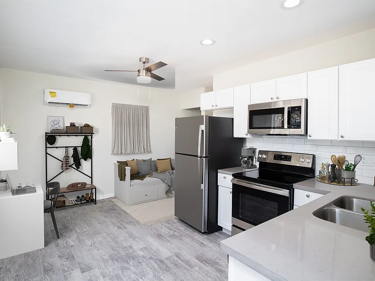 2122 W Augusta Ave #7 — Photo 1
