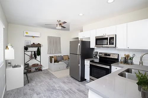 2122 W Augusta Ave #7 Photo 1
