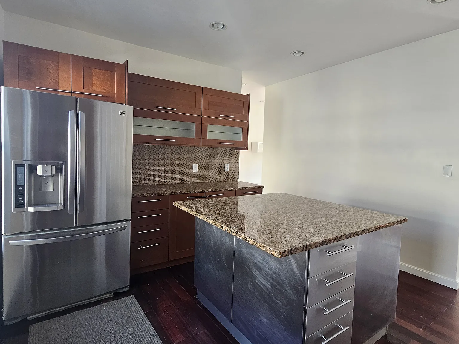 3 bed, 1326 sqft, $2,700 — Photo 2