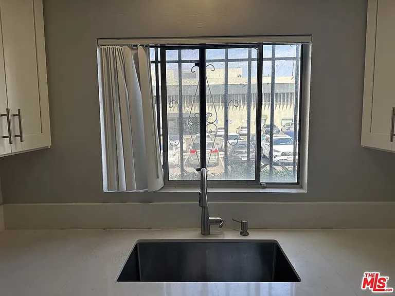 326 S Serrano Ave #4 — Photo 8