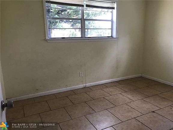 5th image of 435 NW 30th Ter