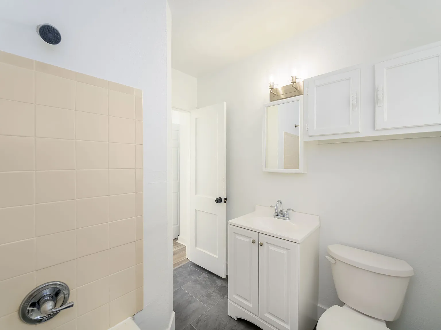 826 N Oliver — Photo 2