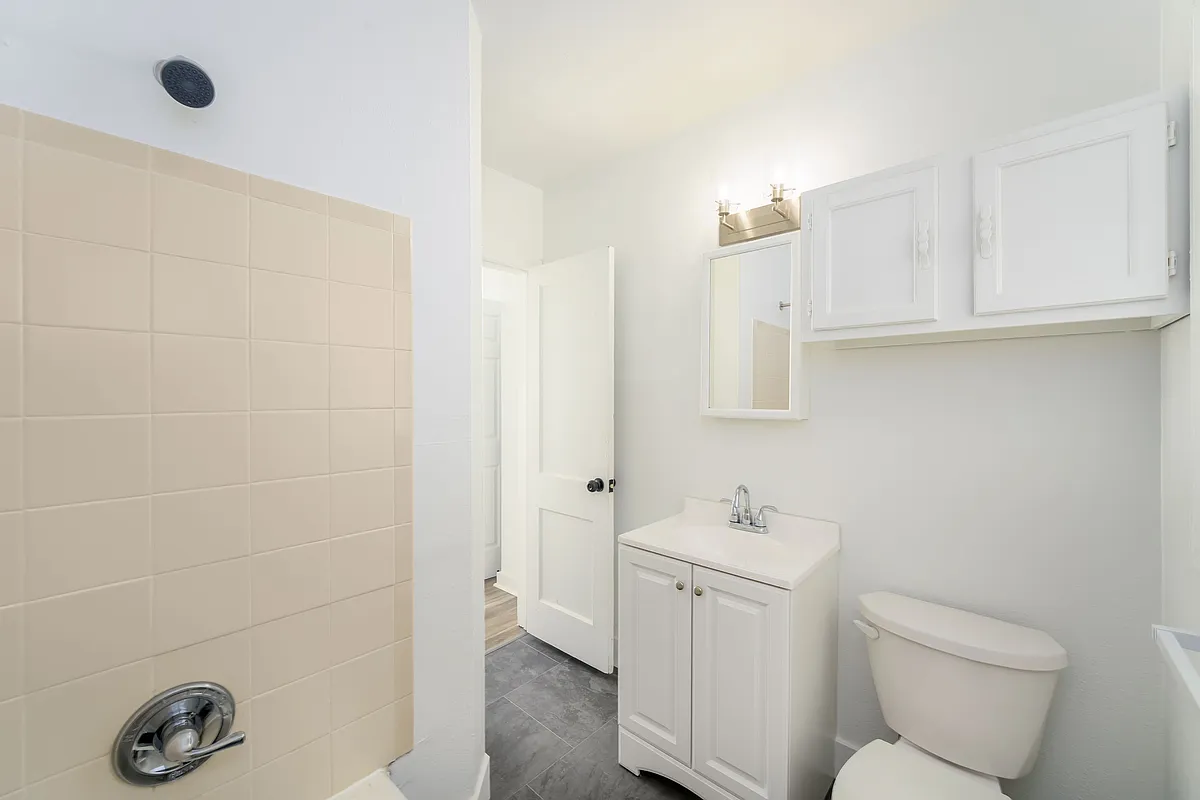 Building Photo - 826 N Oliver St #1
