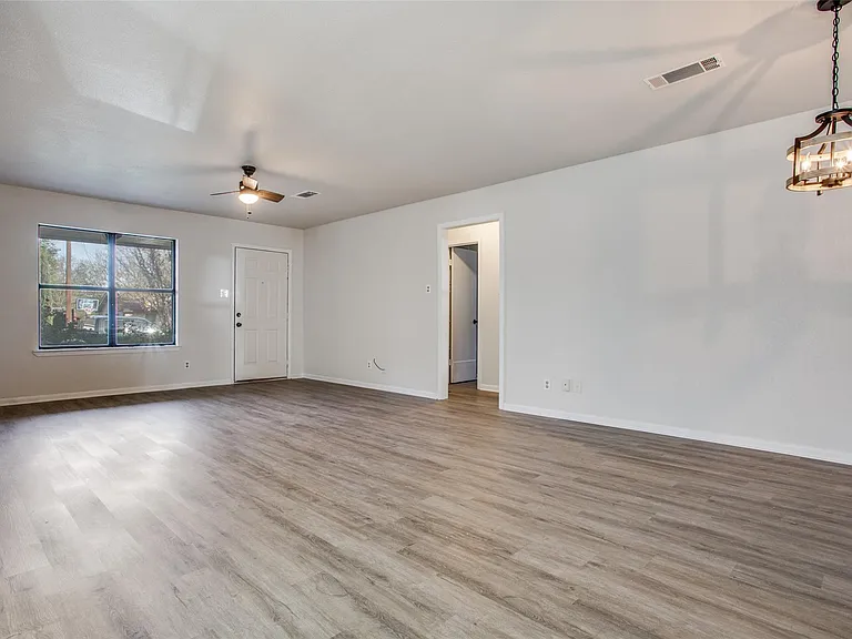 2212 Rifle Bend Dr — Photo 2
