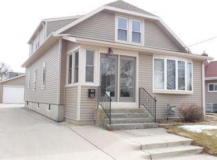 913 S 25th St, Manitowoc, WI 54220