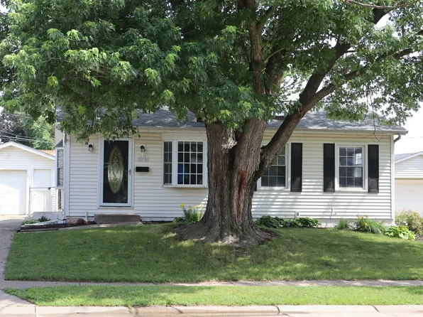 2230 Brookside Dr, Bettendorf, IA 52722