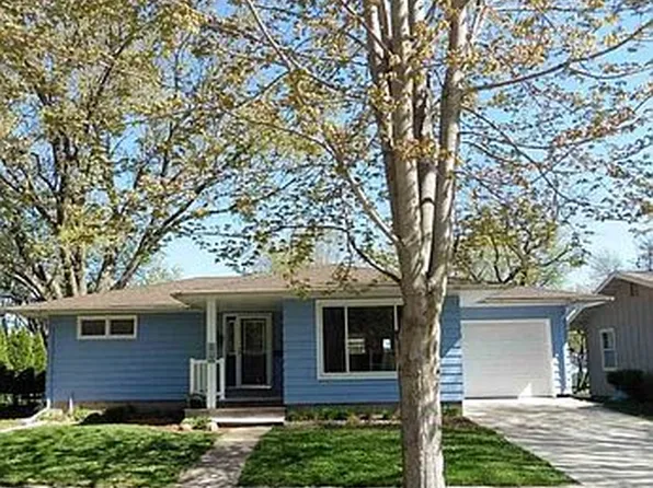 919 8th St, Charles City, IA 50616