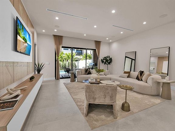 5th image of 921 NE 17th Ter #Townhouse