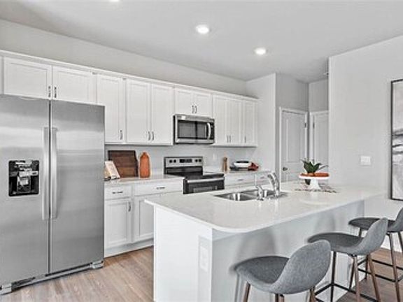 5th image of 1047 Maywood Ln