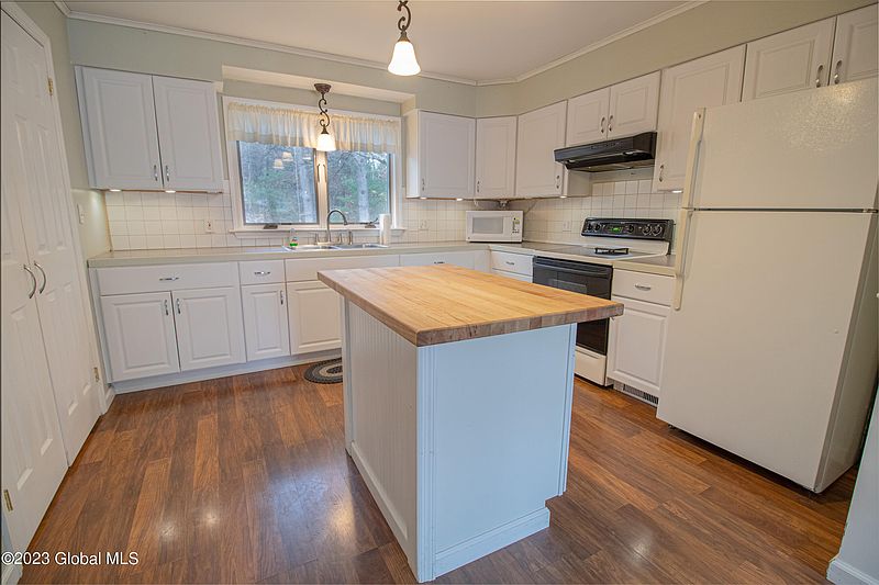 4th image of 410 Geyser Road