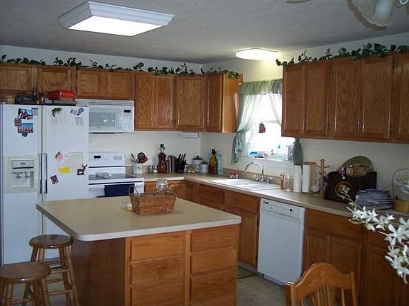 Kitchen w/Tile Floor