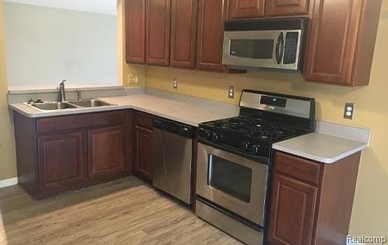 4th image of 370 N Vista