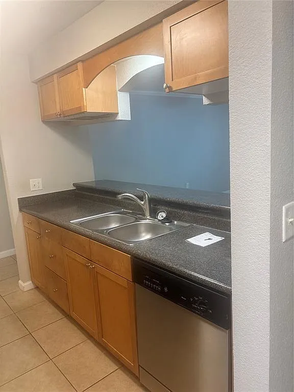 3 bed, 2.0 bath, 1155 sqft, $1,799 — Photo 3