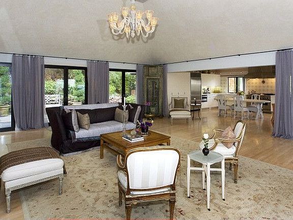 looking towards kitchen