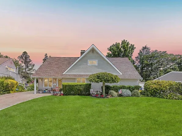 6 Bridge Lane, Hicksville, NY 11801