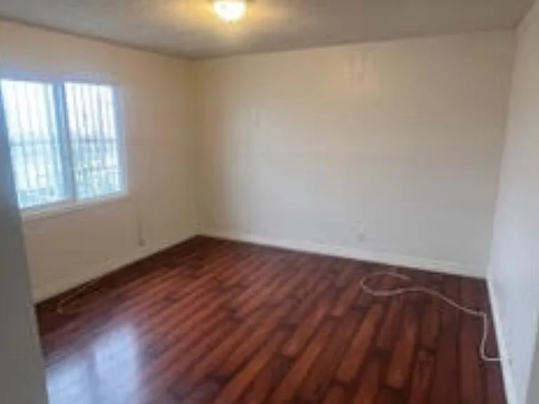1041 W Reeve St — Photo 7