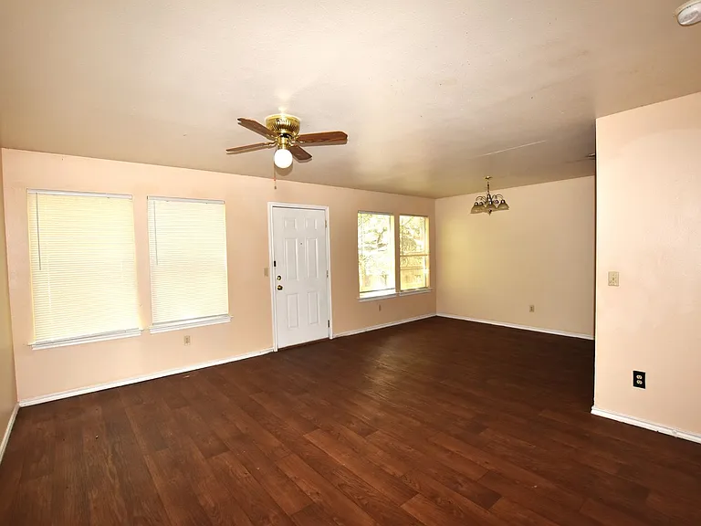 902-904 Sagewood Trl — Photo 9