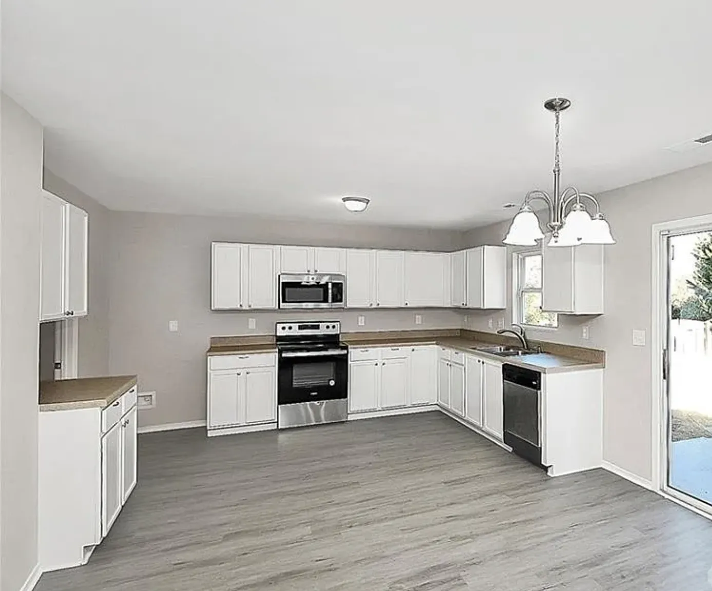 3 bed, 2.5 bath, 2736 sqft, $2,550 — Photo 2