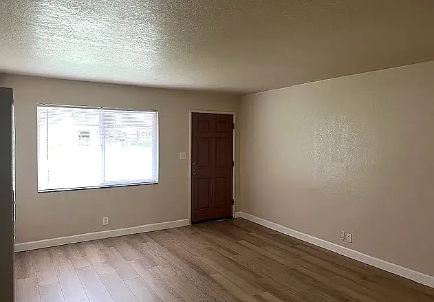 2 Bedroom Duplex With Large Backuyard! — Photo 3