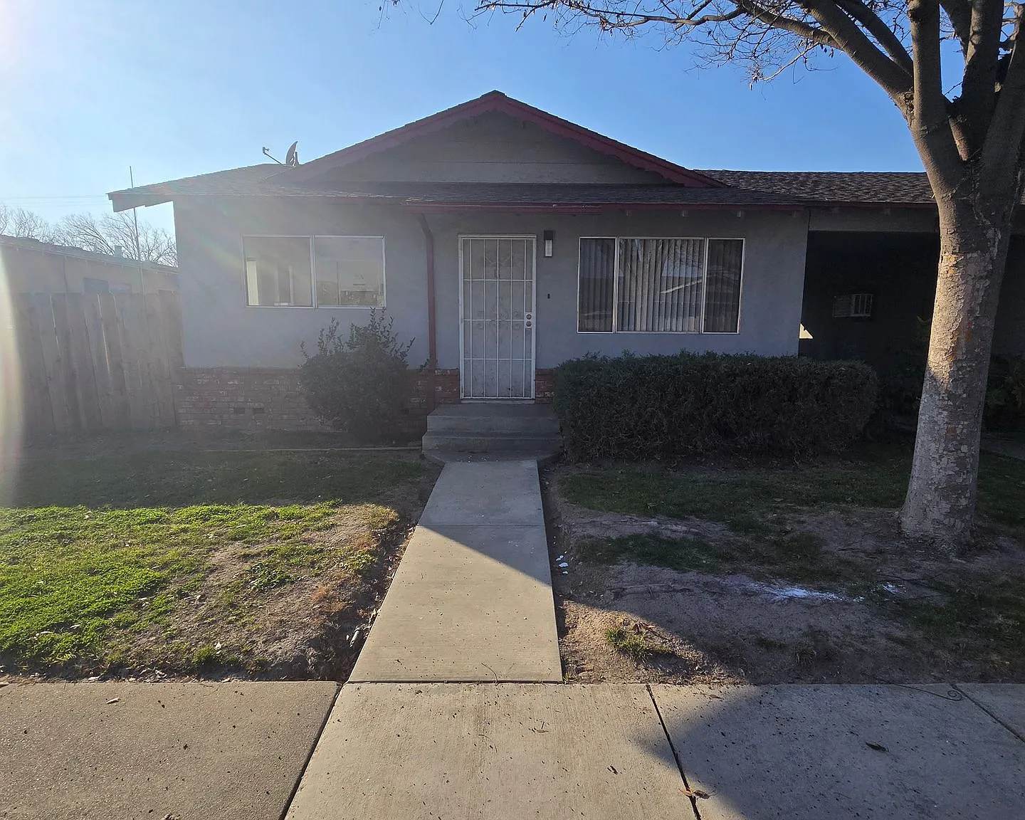 4 Plex With A Carport Space Move In Special $200.00 Off First Month Rent — Photo 2