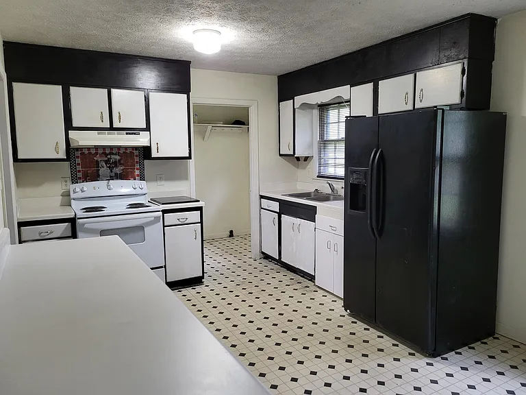 6811 Radial Dr — Photo 3
