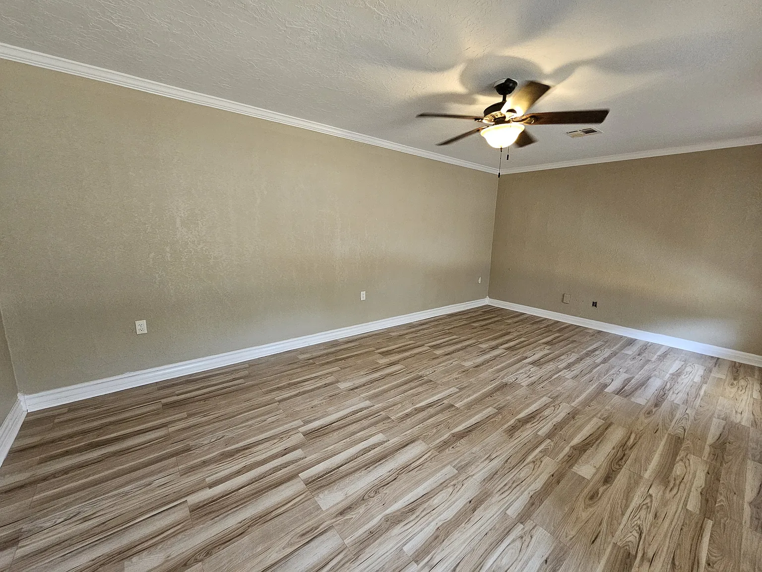 3 bed, 1400 sqft, $1,400 — Photo 2
