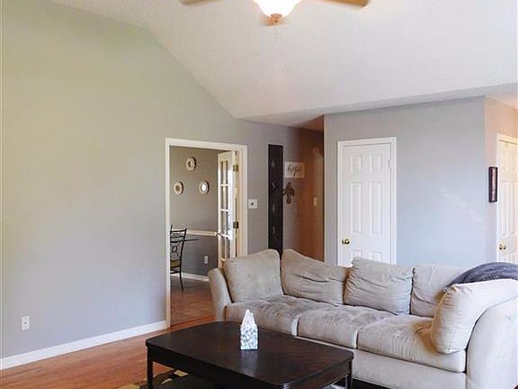 5th image of 123 Olde Oaks Dr