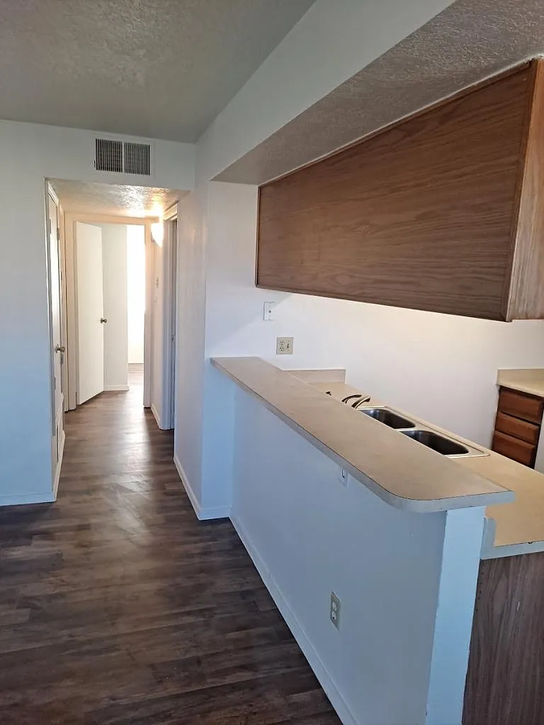 Totally Updated 2 Bedroom Apt. off Cul-de-sac in Rio Rancho — Photo 4