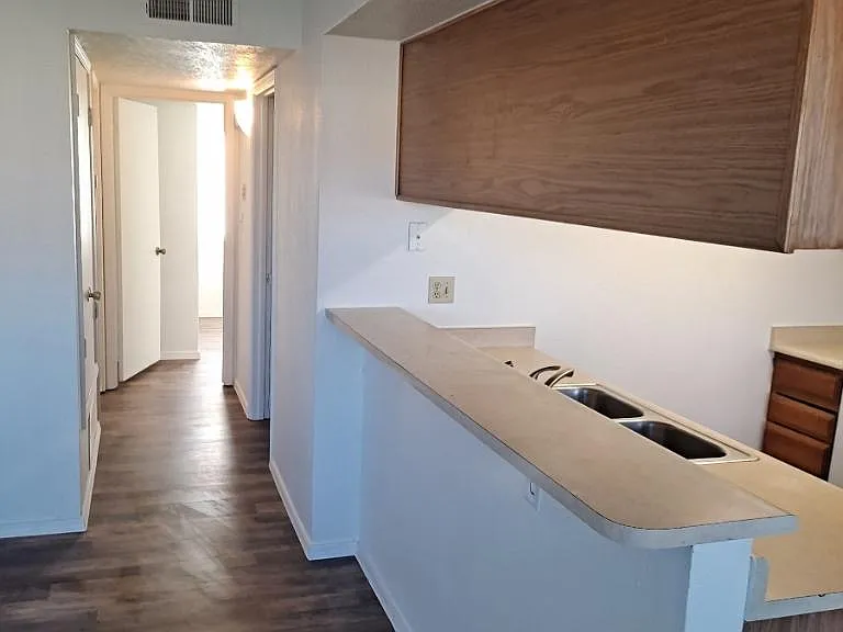 Totally Updated 2 Bedroom Apt. off Cul-de-sac in Rio Rancho — Photo 4
