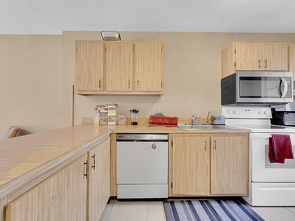 4th image of 1721 SE Balmoral Court