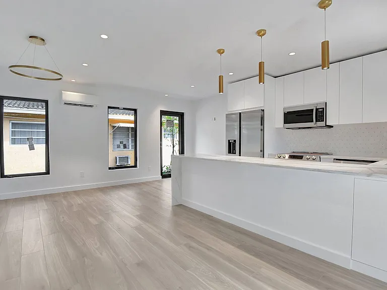 1361 SE 4th St #3 — Photo 10