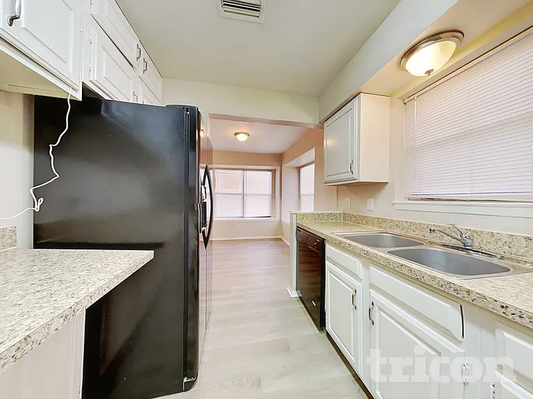 711 Darnel Dr — Photo 5